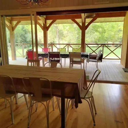 Belle Maison En Bois Au Bord D'un Ruisseau Lévignacq