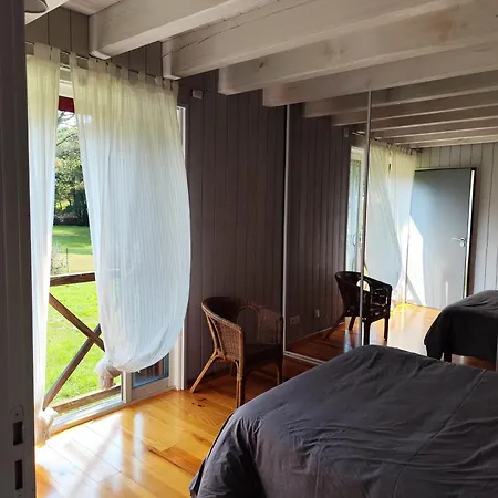 Belle Maison En Bois Au Bord D'un Ruisseau